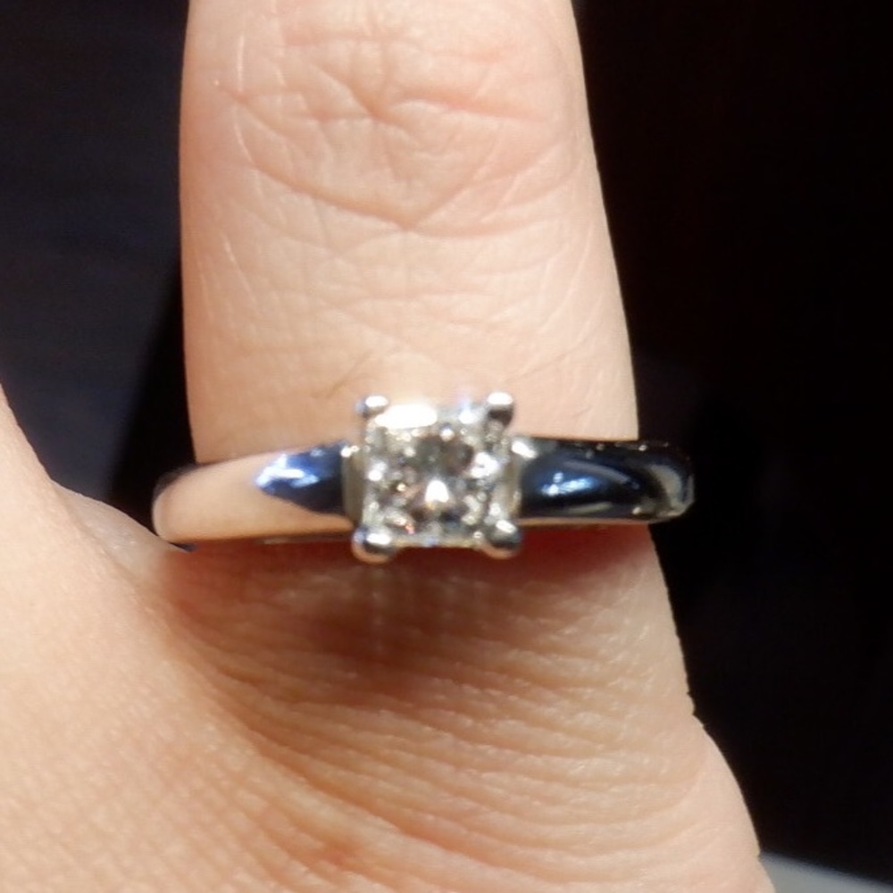 14k  white gold diamonds solitaire ring - Picture 4 of 5